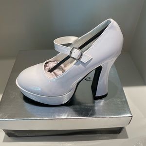 White patent heel Mary Jane Pumps